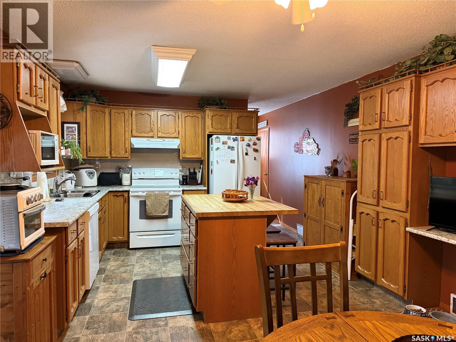 912 Railway Avenue, Loon Lake, Saskatchewan  S0M 1L0 - Photo 4 - SK049308