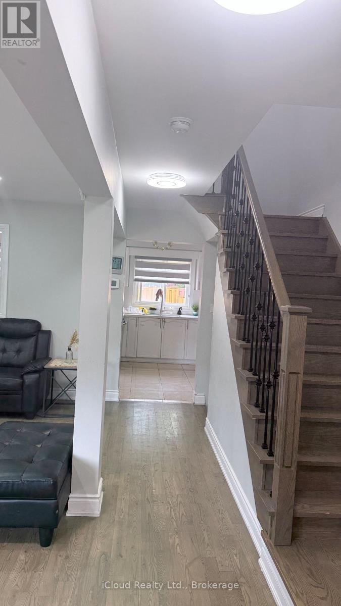7050 Black Walnut Trail, Mississauga, Ontario L5N 7N6 - Photo 4 - W13826120