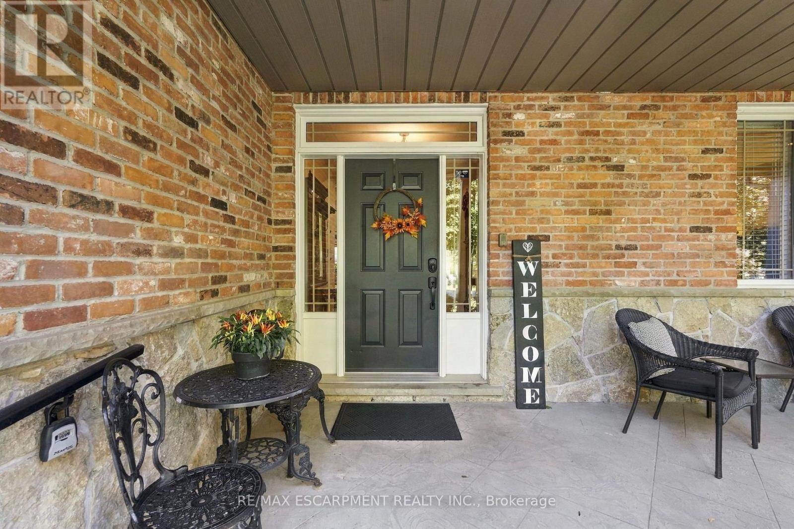 4 Summit Drive, Hamilton, Ontario  L8B 0E4 - Photo 3 - X13825988