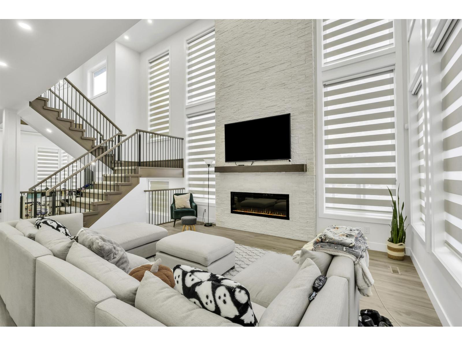 17284 61a Avenue, Surrey, British Columbia  V3S 4V7 - Photo 2 - R3169365