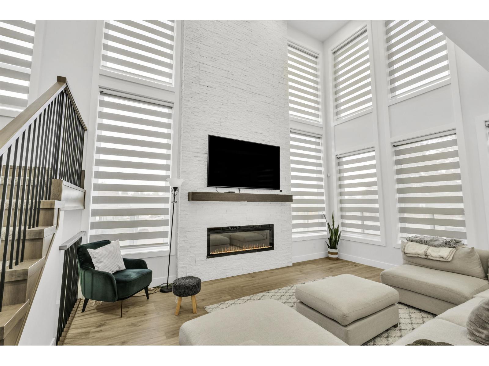 17284 61a Avenue, Surrey, British Columbia  V3S 4V7 - Photo 3 - R3169365