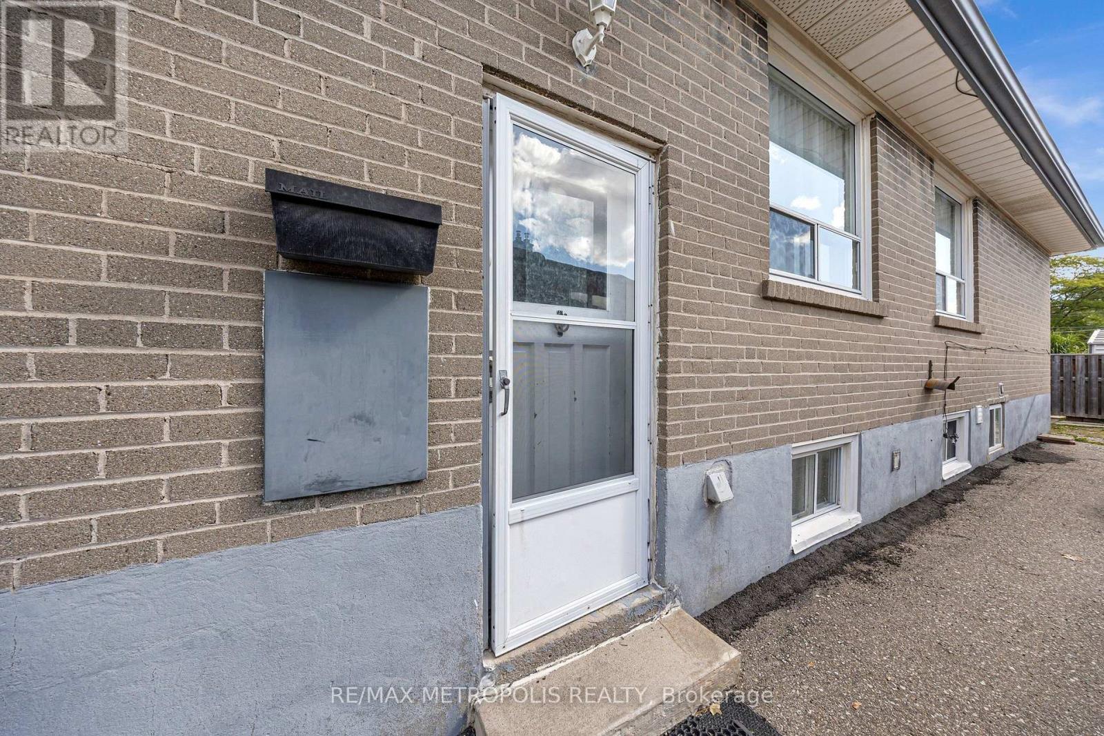 Main - 147 Vodden Street E, Brampton, Ontario  L6V 1M6 - Photo 2 - W13826148