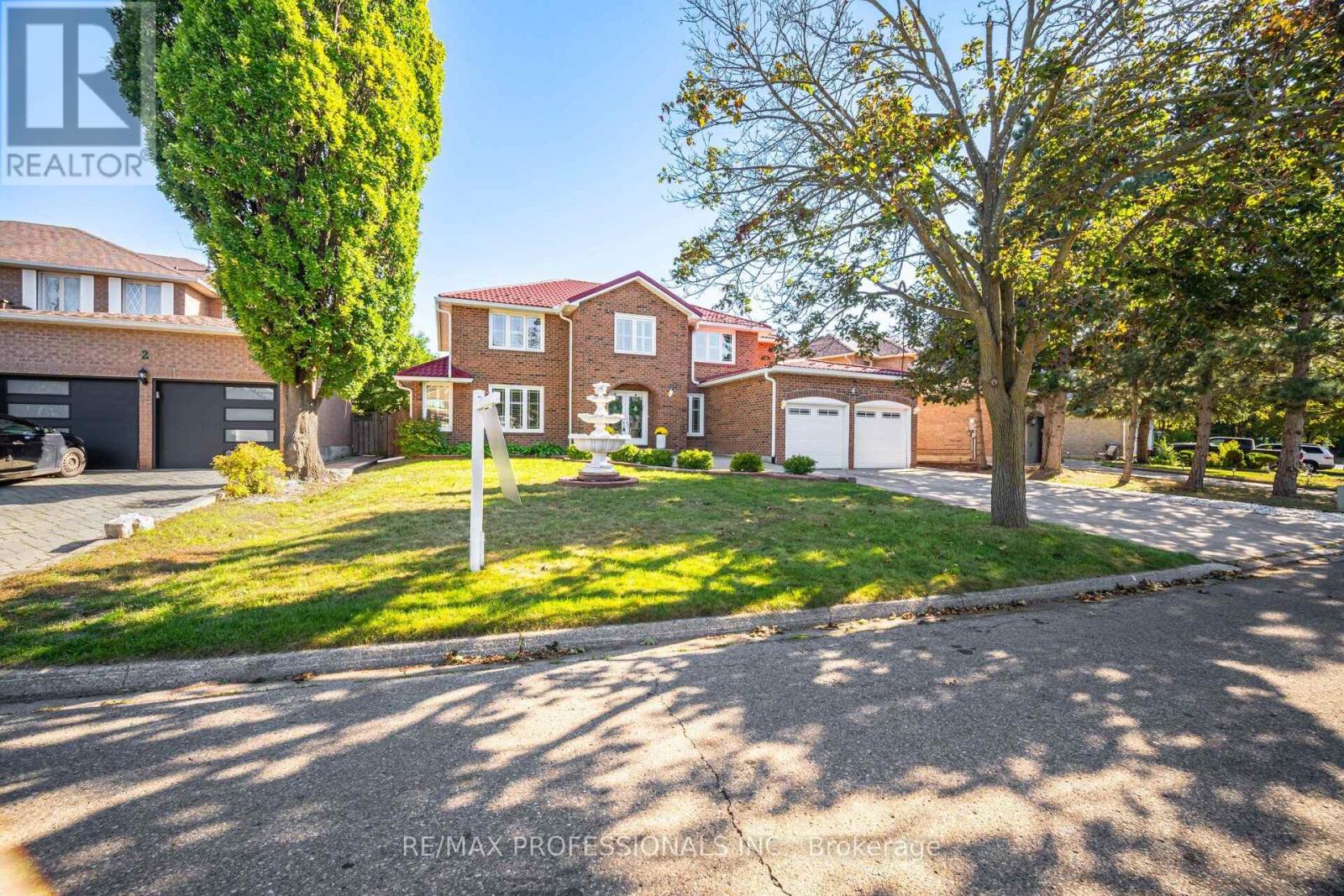 4 Mcfadden Drive, Brampton, Ontario  L6Z 3H4 - Photo 2 - W13802708