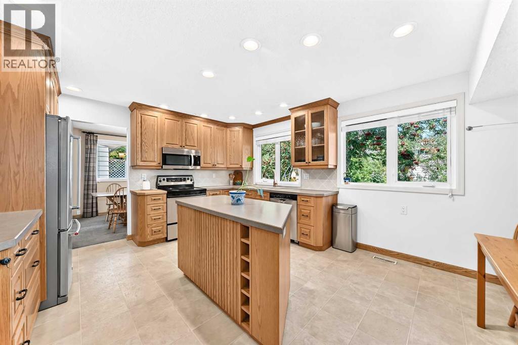 12 Cantrell Bay Sw, Calgary, Alberta  T2W 2C2 - Photo 2 - A2345533