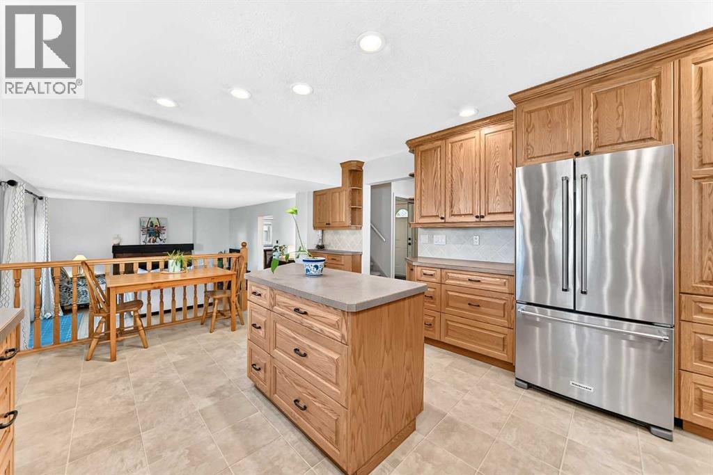 12 Cantrell Bay Sw, Calgary, Alberta  T2W 2C2 - Photo 5 - A2345533