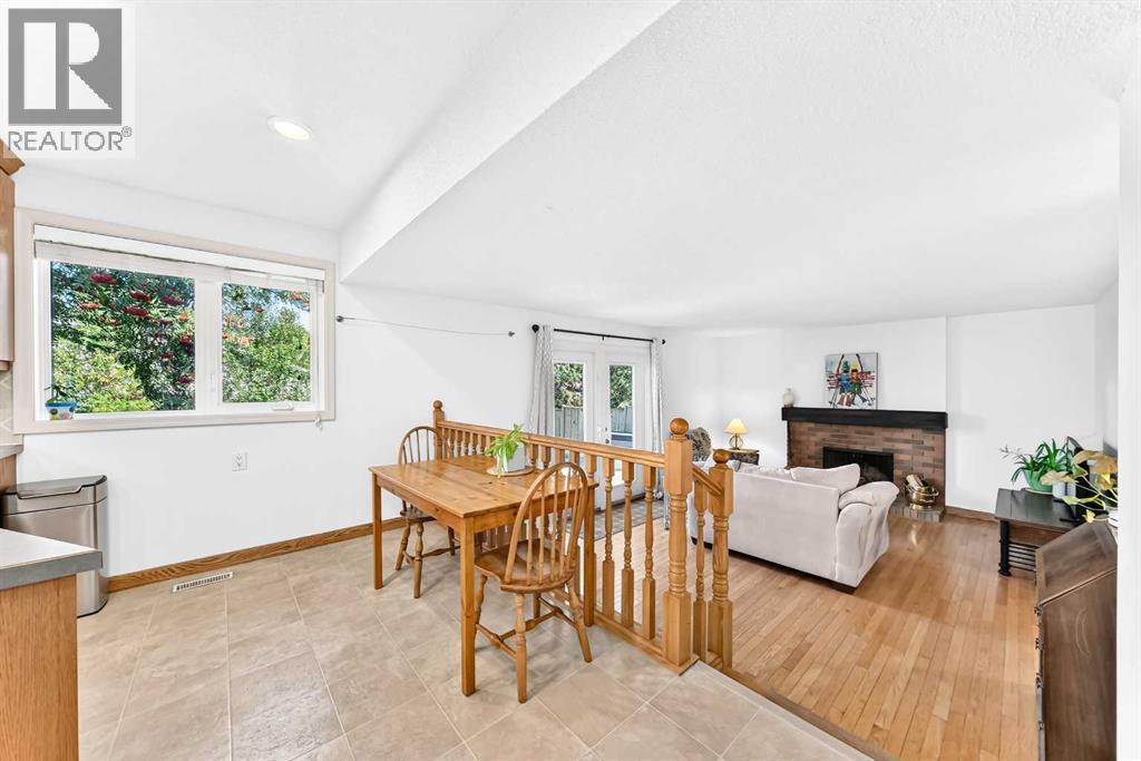 12 Cantrell Bay Sw, Calgary, Alberta  T2W 2C2 - Photo 9 - A2345533