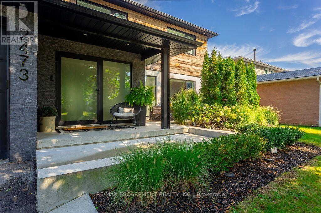 2473 Woburn Crescent, Oakville, Ontario  L6L 5E8 - Photo 3 - W13826252