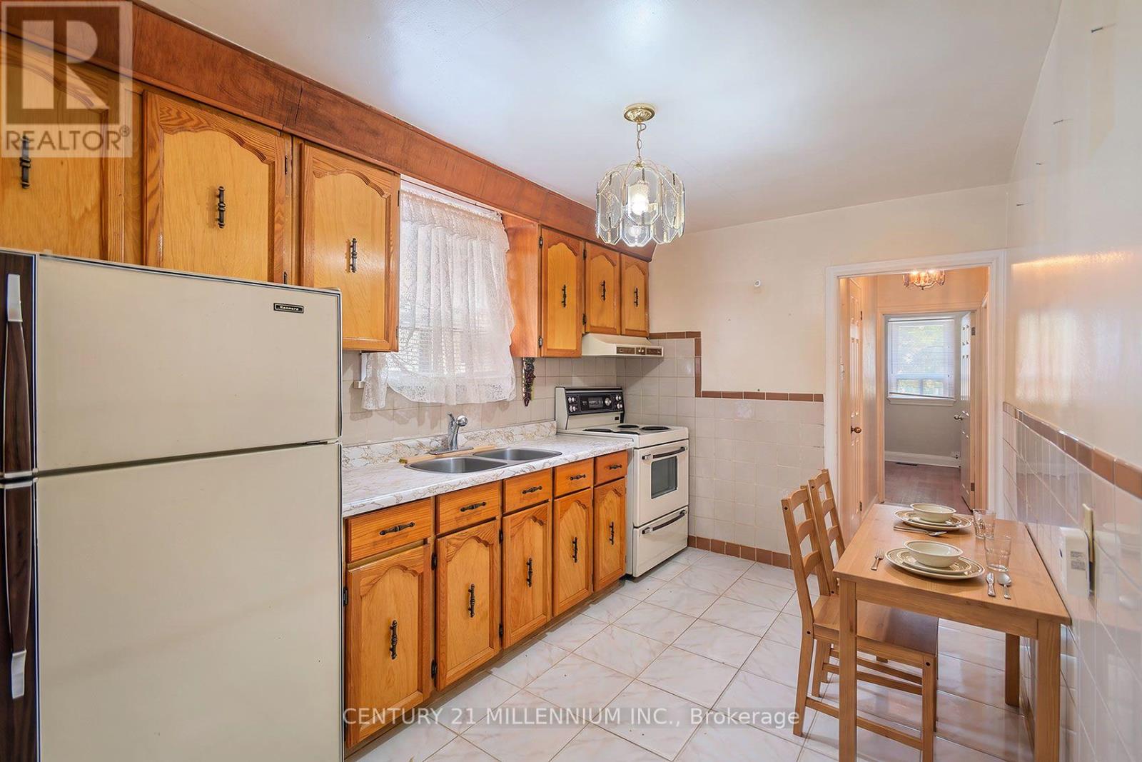16 Rochdale Avenue, Toronto, Ontario  M6E 1X2 - Photo 11 - W13826378