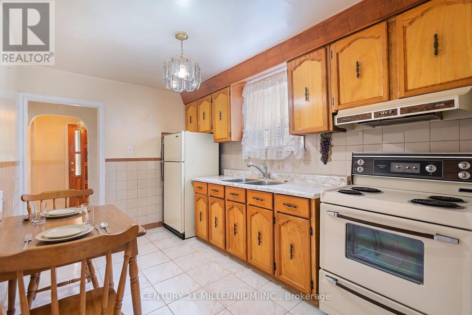 16 Rochdale Avenue, Toronto, Ontario  M6E 1X2 - Photo 12 - W13826378