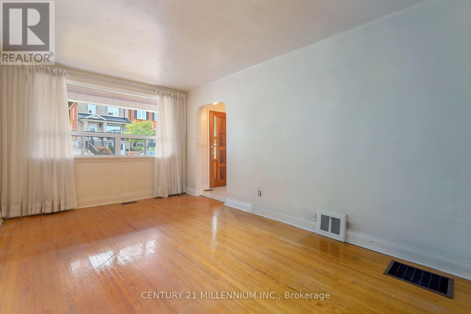 16 Rochdale Avenue, Toronto, Ontario  M6E 1X2 - Photo 8 - W13826378