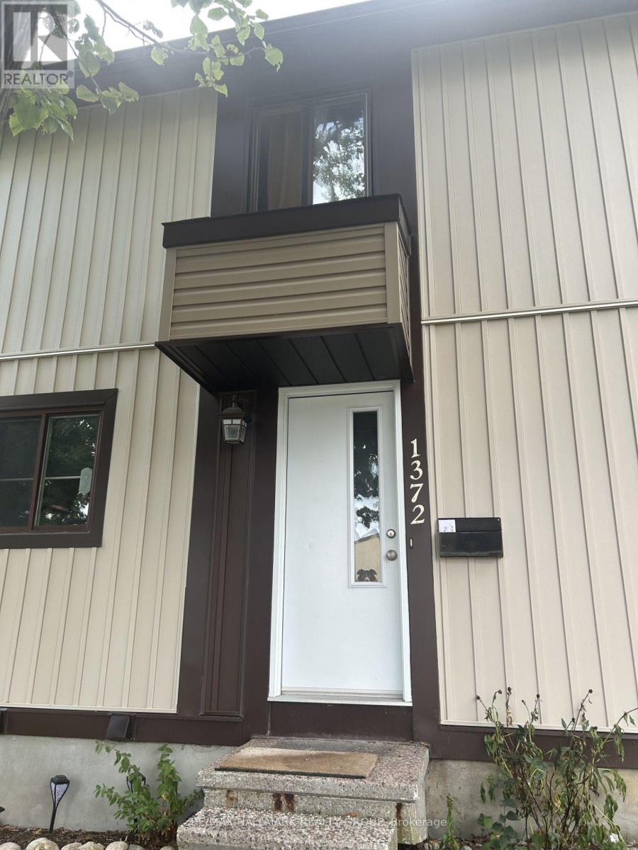 1372 Bethamy Lane, Ottawa, Ontario K1J 8P6 - Photo 2 - X13826488