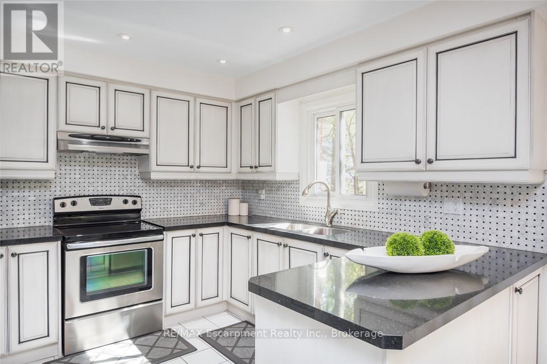 1348 Fieldcrest Lane, Oakville, Ontario L6M 2W8 - Photo 14 - W13826438