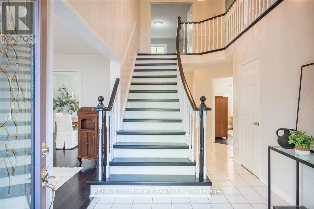 1348 Fieldcrest Lane, Oakville, Ontario L6M 2W8 - Photo 3 - W13826438