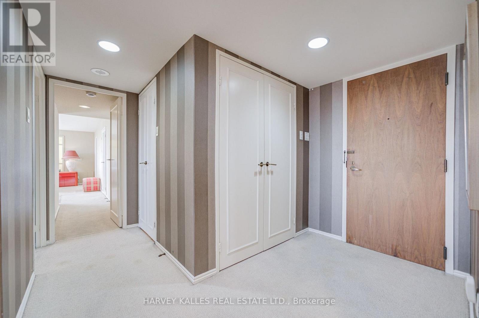 1605 - 63 St. Clair Avenue W, Toronto, Ontario  M4V 2Y9 - Photo 4 - C13826552