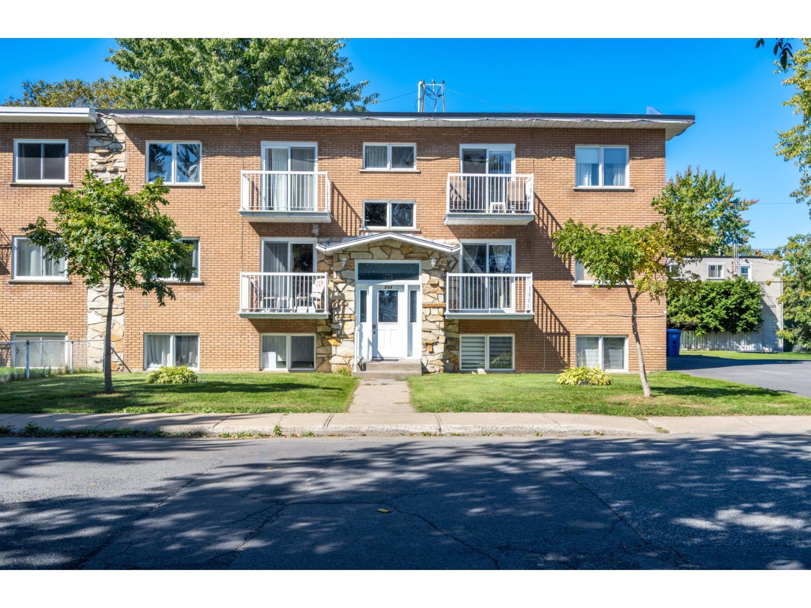 299 Rue Denonville Longueuil (Le Vieux-Longueuil) Quebec Canada J4L2P8 2