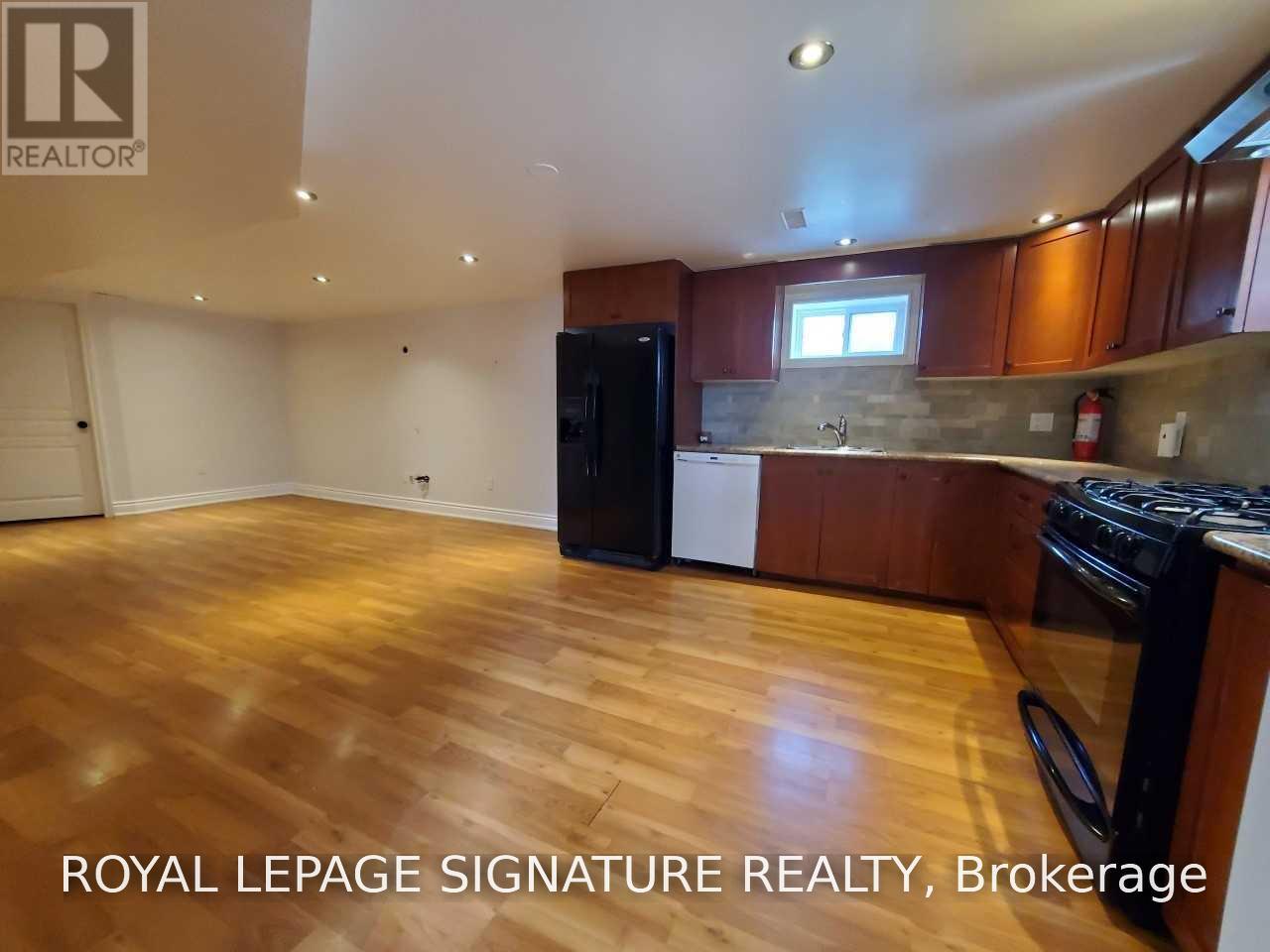 11 PATRICK DRIVE, Aurora, Ontario