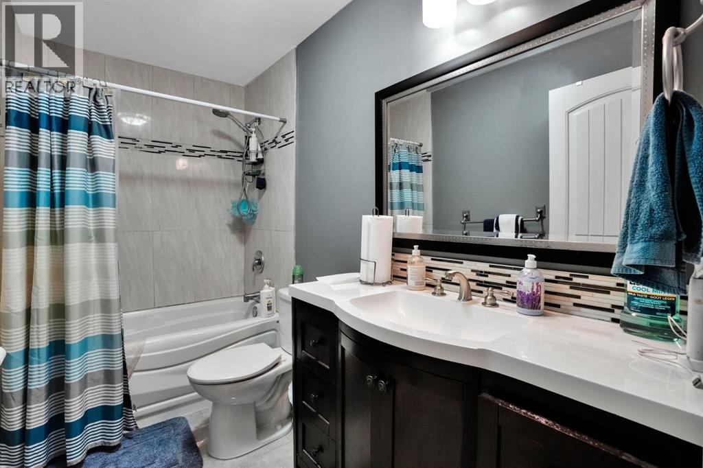 54 Royal Crest Way Nw, Calgary, Alberta  T3G 4M7 - Photo 32 - A2345301