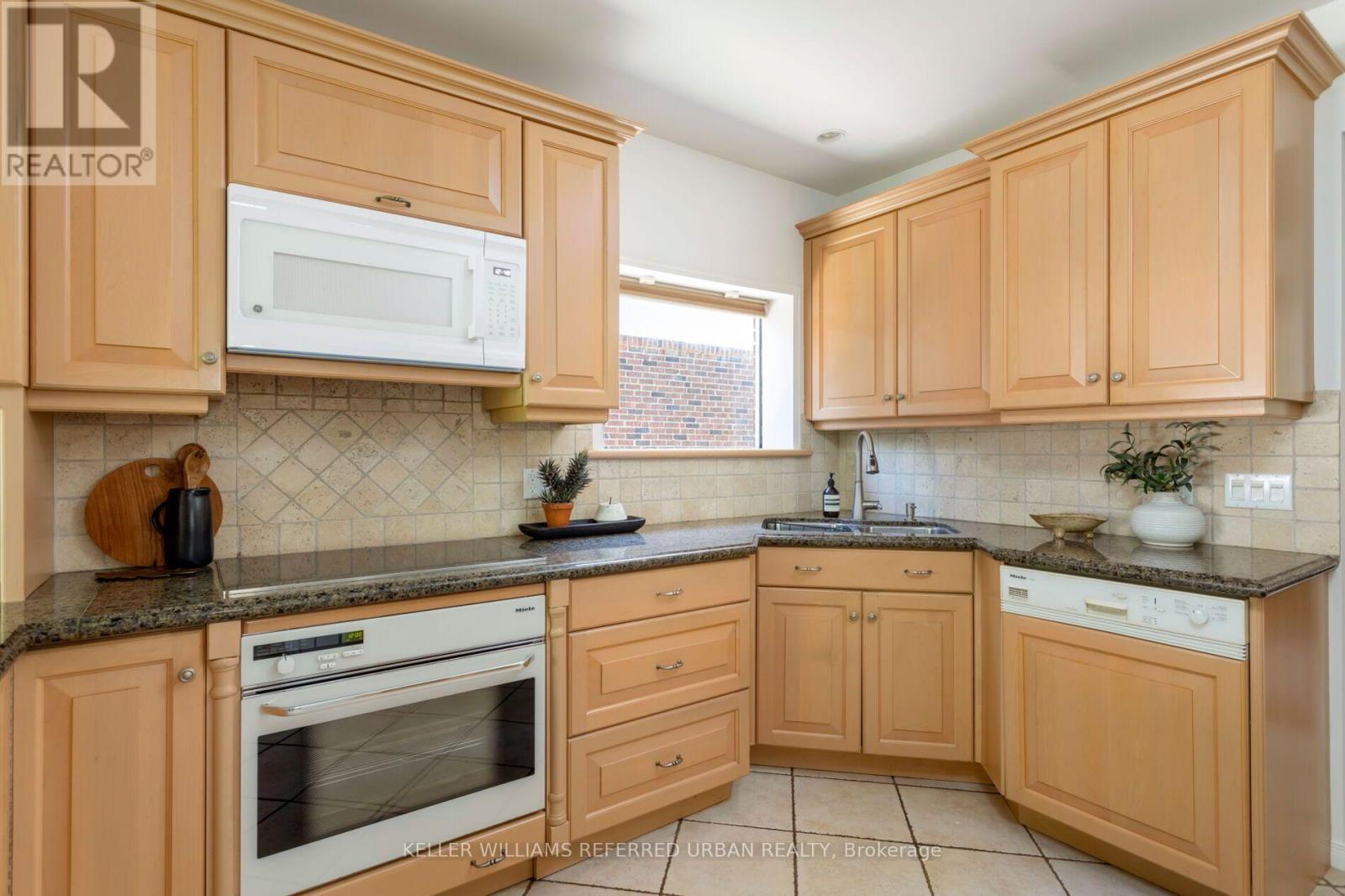 30 Baby Point Road, Toronto, Ontario  M6S 2G1 - Photo 11 - W13826584