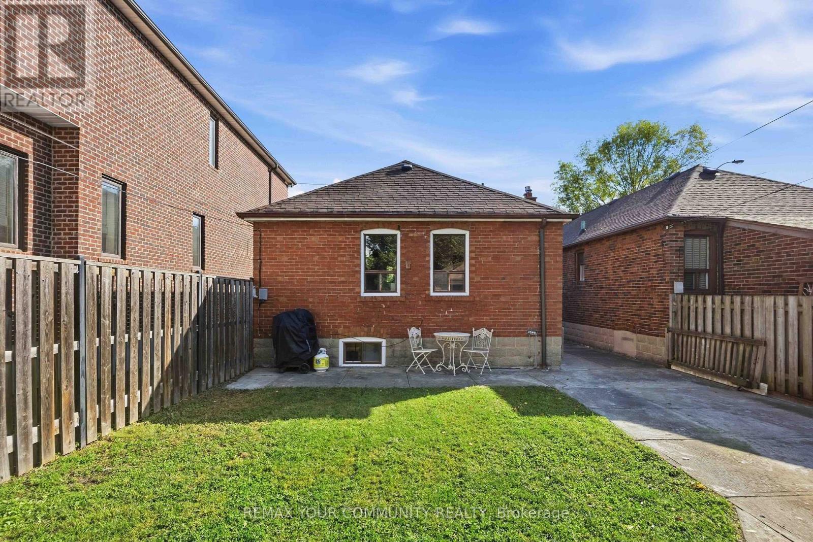 4 Crestland Avenue, Toronto, Ontario  M4C 3L1 - Photo 29 - E13825898