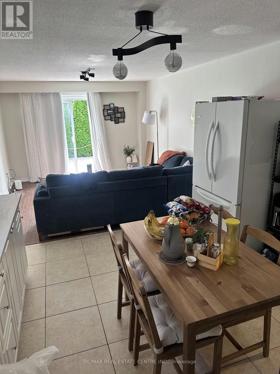 3324 Strabane Drive, Mississauga, Ontario  L5C 1W7 - Photo 3 - W13826728