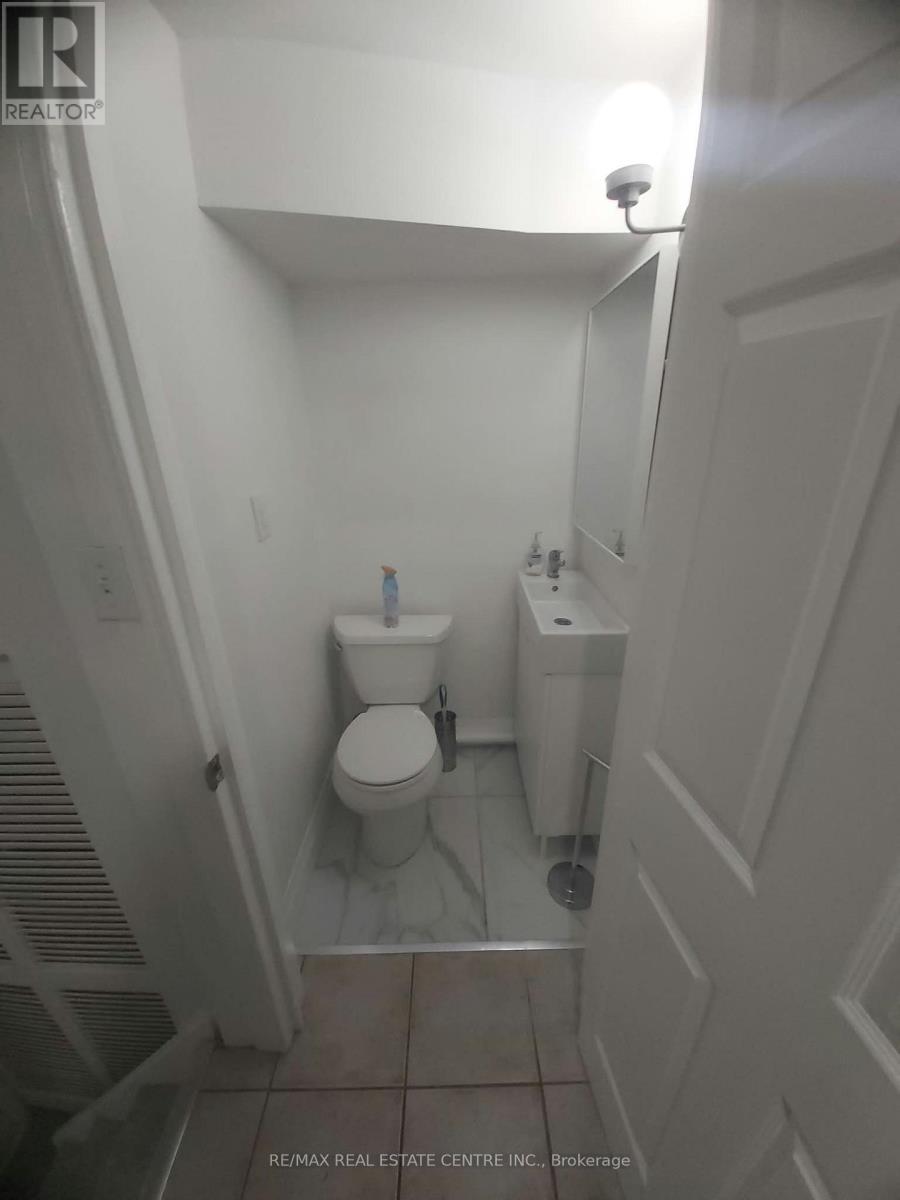 3324 Strabane Drive, Mississauga, Ontario  L5C 1W7 - Photo 4 - W13826728