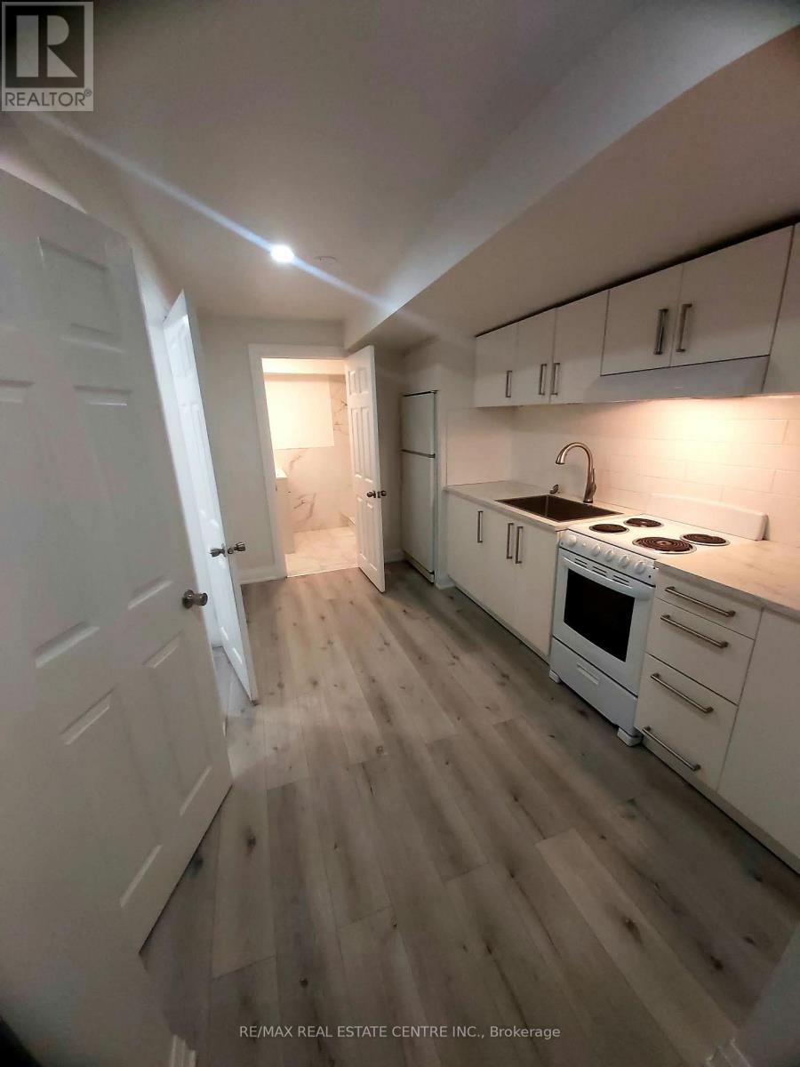 3324 Strabane Drive, Mississauga, Ontario  L5C 1W7 - Photo 6 - W13826728