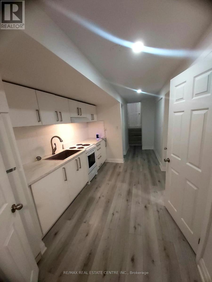 3324 Strabane Drive, Mississauga, Ontario  L5C 1W7 - Photo 7 - W13826728