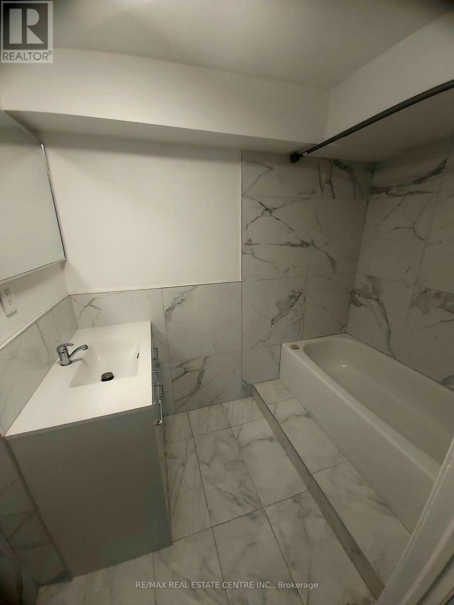 3324 Strabane Drive, Mississauga, Ontario  L5C 1W7 - Photo 8 - W13826728