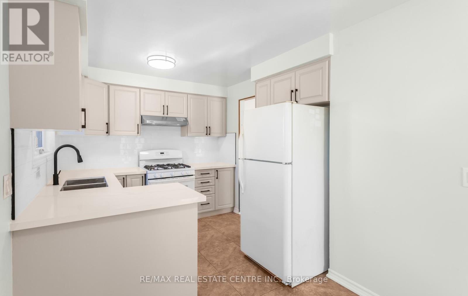 879 Consort Crescent, Mississauga, Ontario  L5C 1J8 - Photo 11 - W13822548