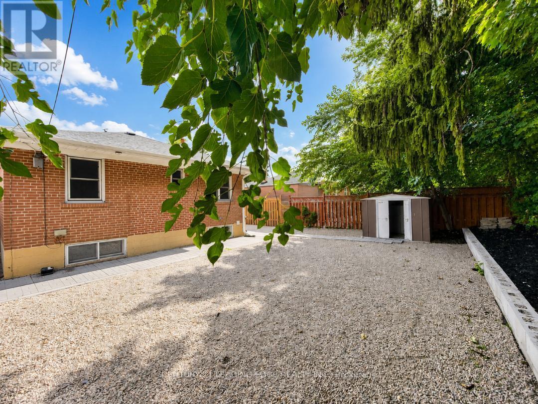28 Eringate Drive, Toronto, Ontario  M9C 3Y7 - Photo 14 - W13826776