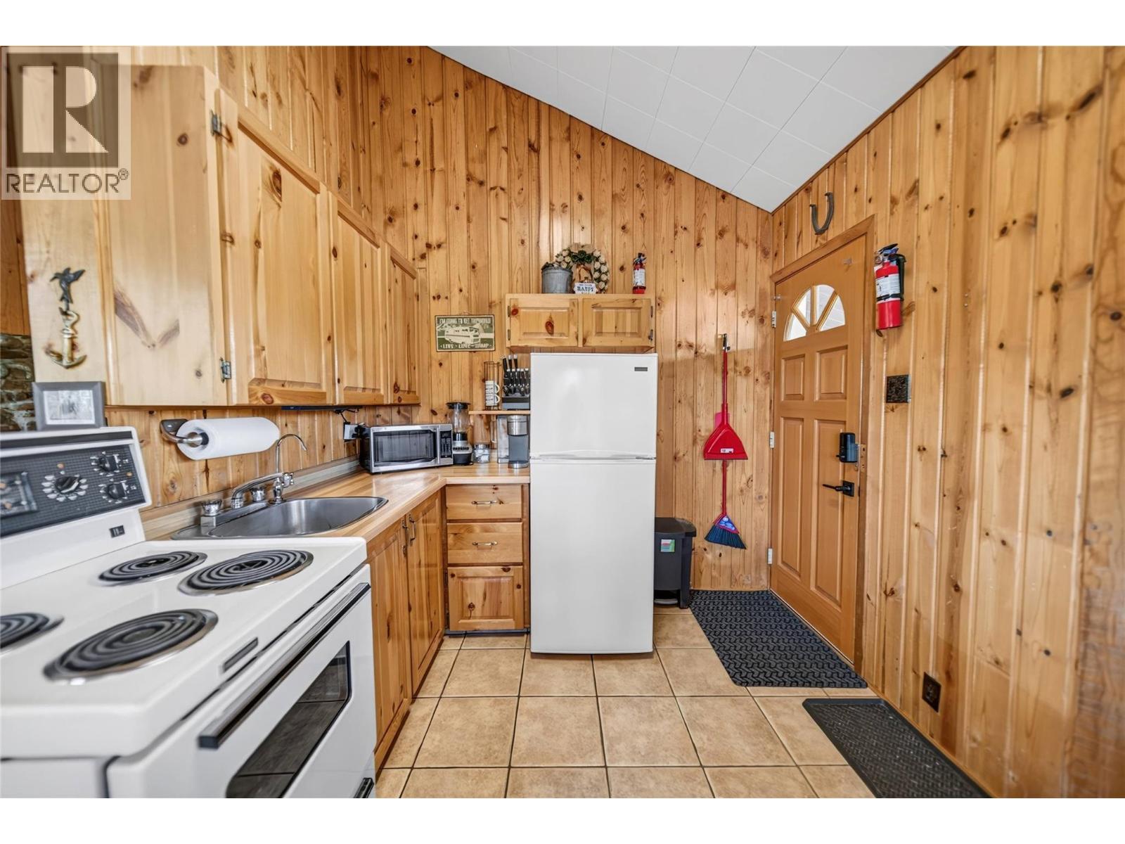 1249 Tie Lake Shore Road S, Jaffray, British Columbia V0B 1T0 - Photo 4 - 10401728