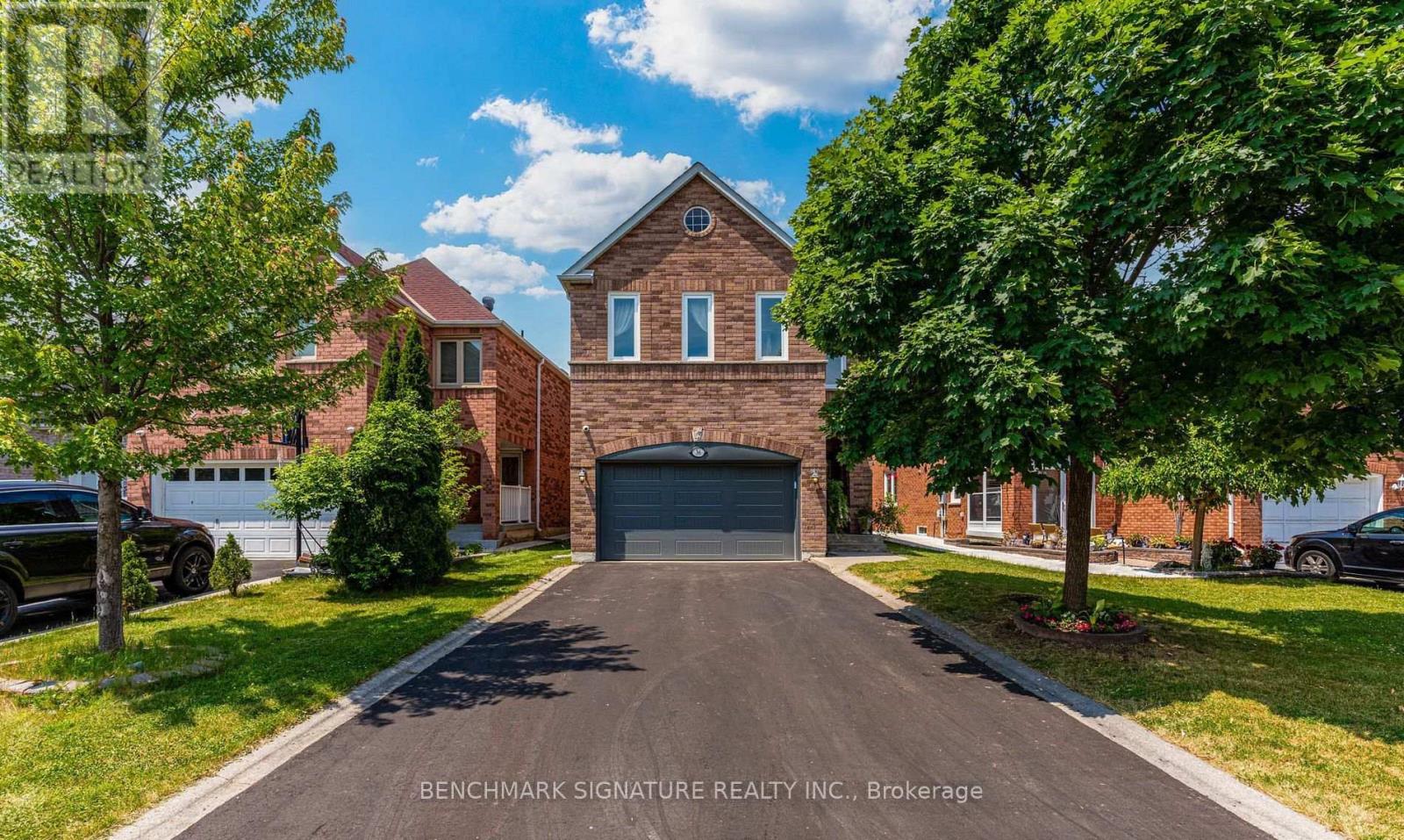 36 Twisted Oak Street, Brampton, Ontario  L6R 1T1 - Photo 2 - W13826844