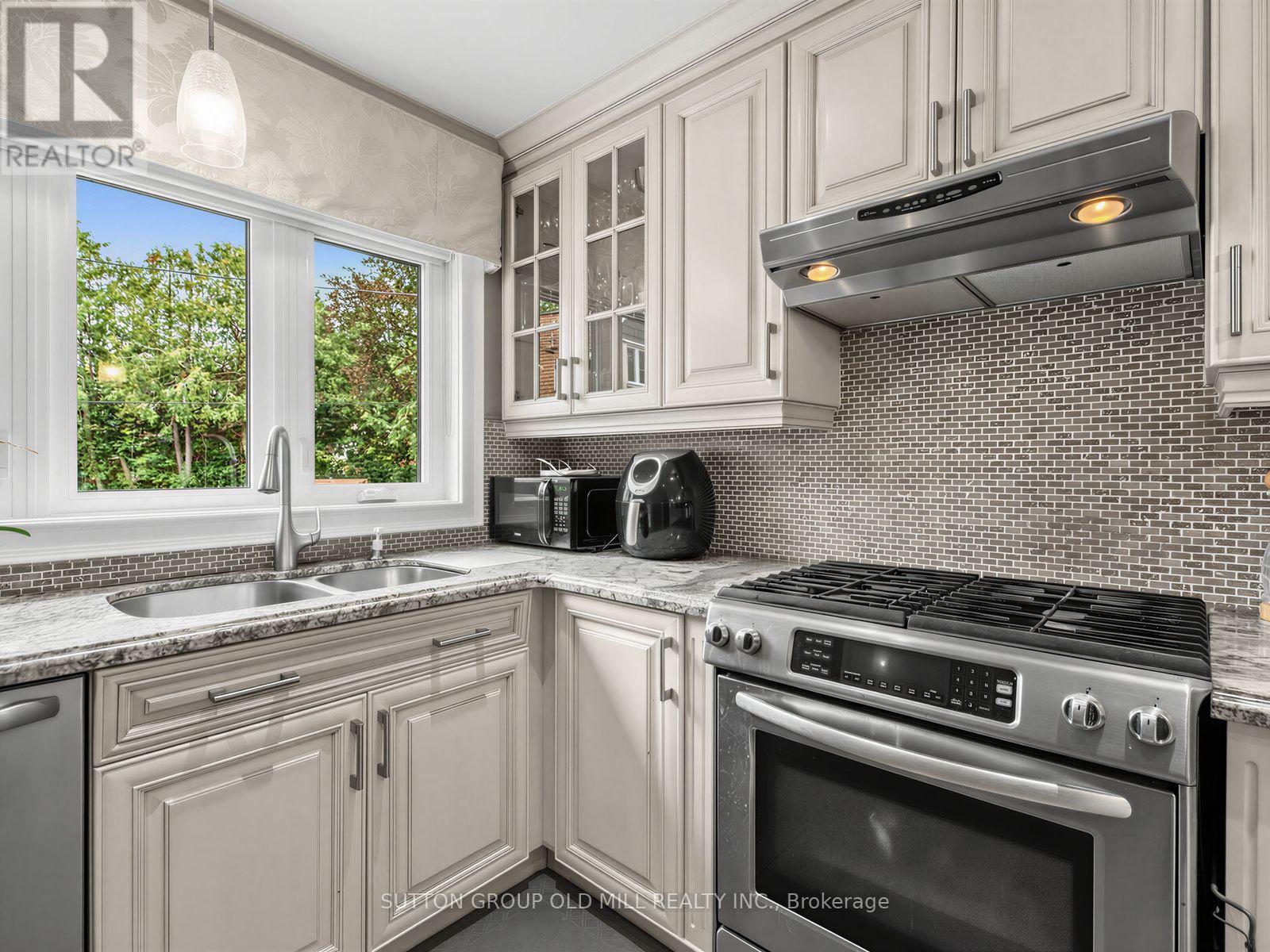 Main - 9 Westbank Crescent, Toronto, Ontario  M9P 1S4 - Photo 14 - W13826874