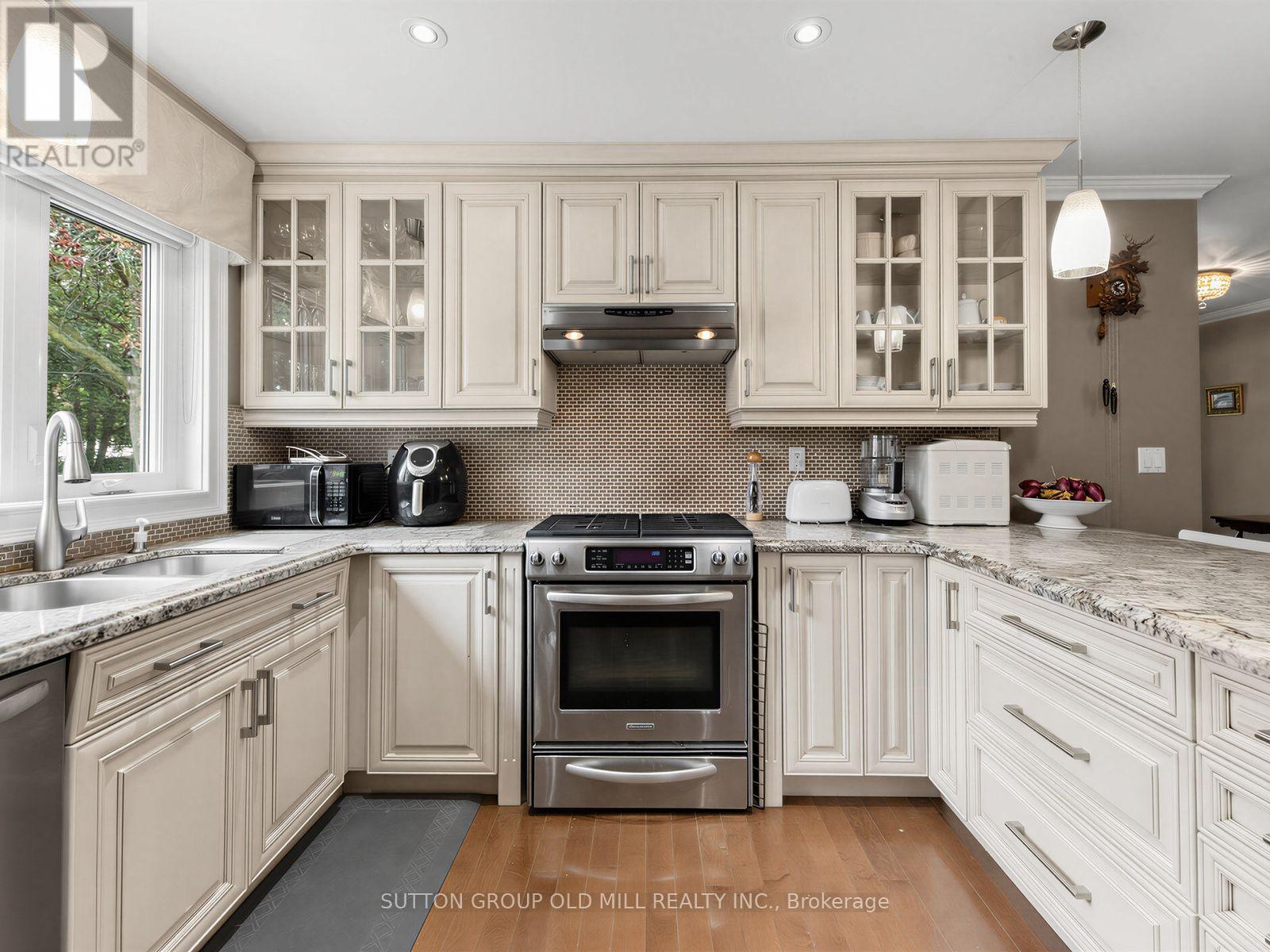 Main - 9 Westbank Crescent, Toronto, Ontario  M9P 1S4 - Photo 15 - W13826874