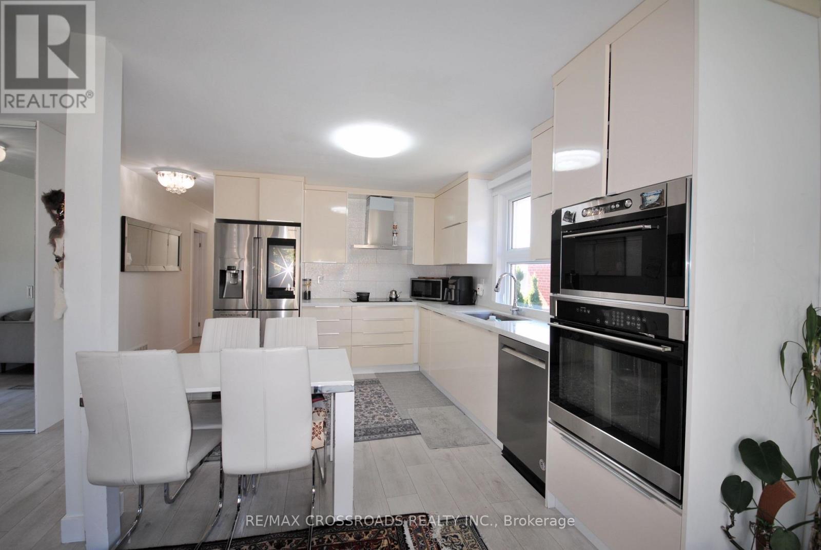 25 Arbutus Crescent, Toronto, Ontario  M1P 1W8 - Photo 6 - E13826956