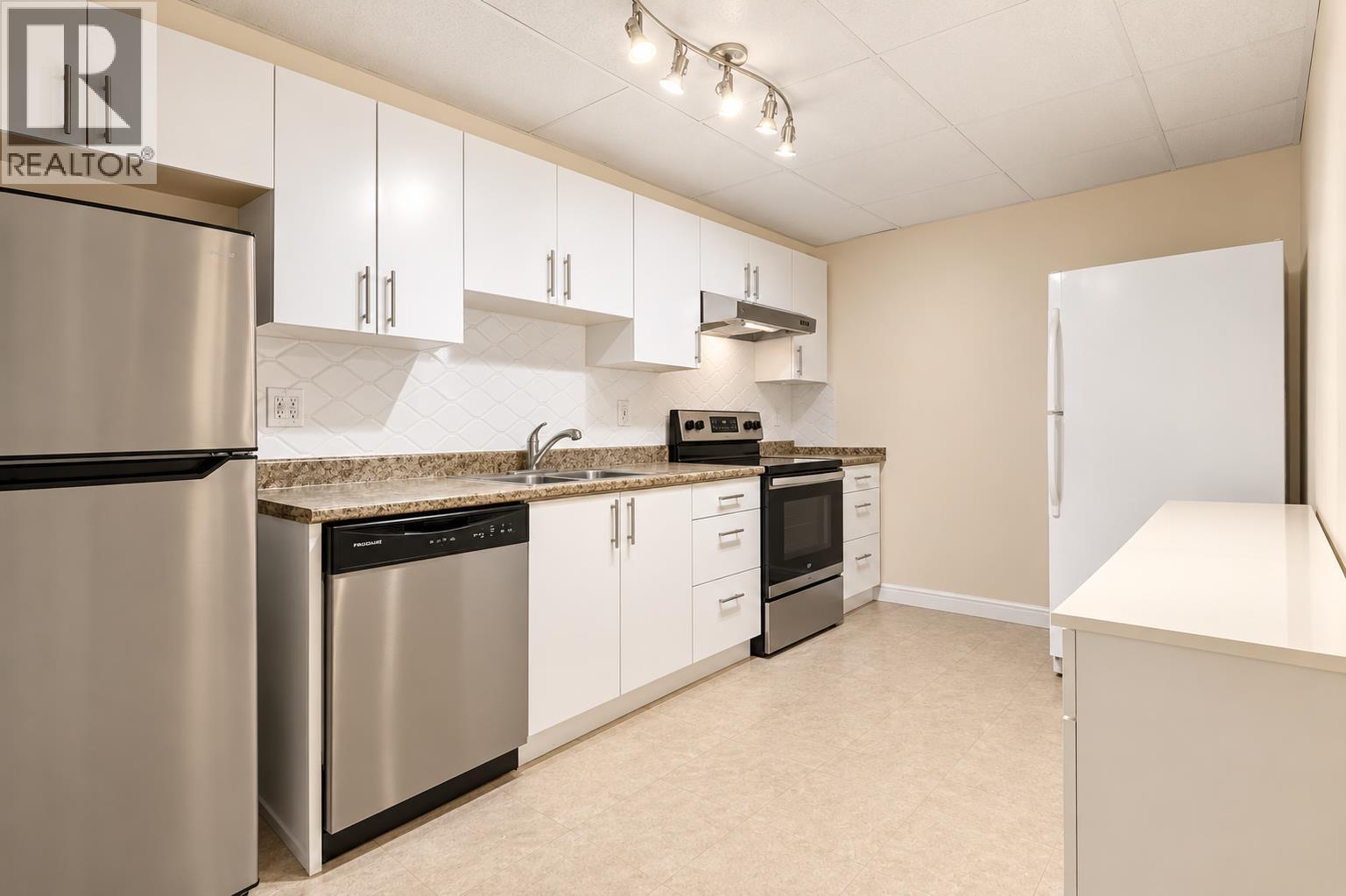 2902 Paul Lake Court, Coquitlam, British Columbia  V3C 6A3 - Photo 19 - R3167630