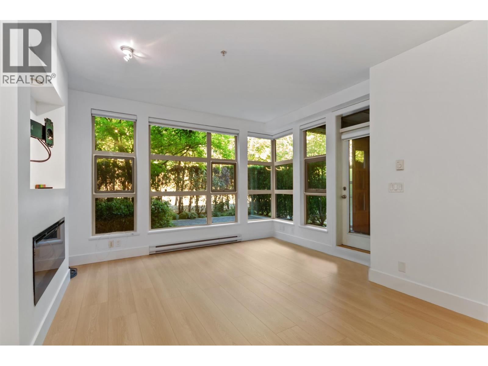 208 3606 Aldercrest Drive, North Vancouver, British Columbia  V7G 0A3 - Photo 2 - R3168417