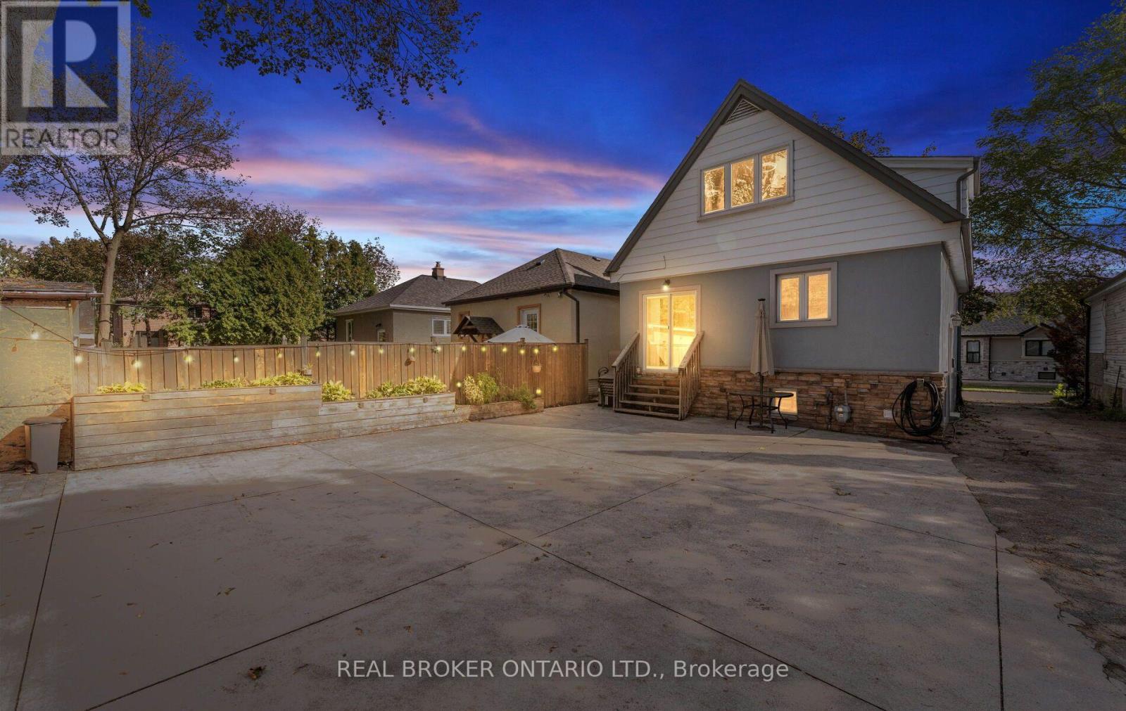 26 Roxaline Street, Toronto, Ontario  M9P 2Y9 - Photo 4 - W13822250