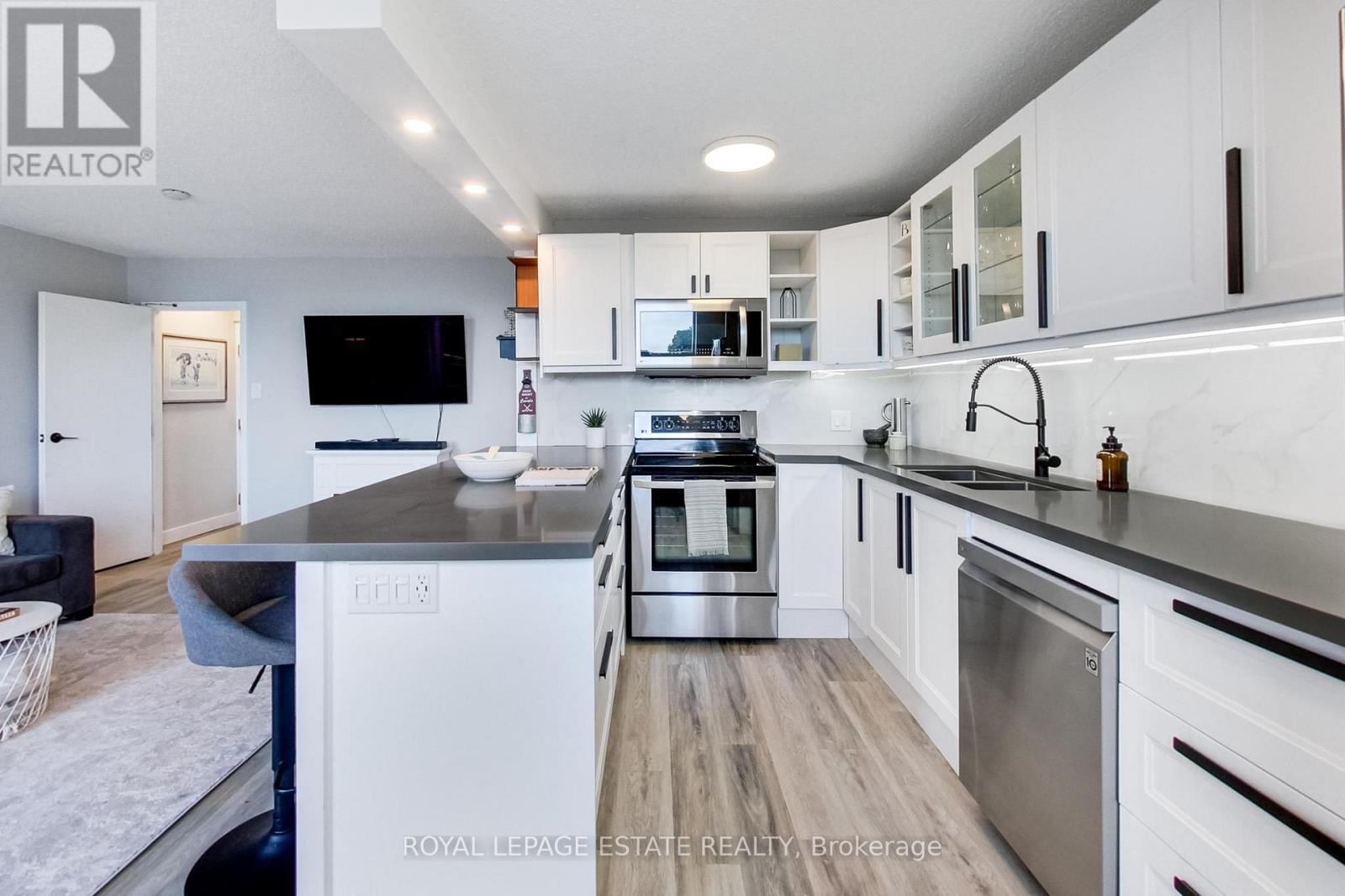 311 - 1071 Woodbine Avenue, Toronto, Ontario  M4C 4C2 - Photo 4 - E13818168