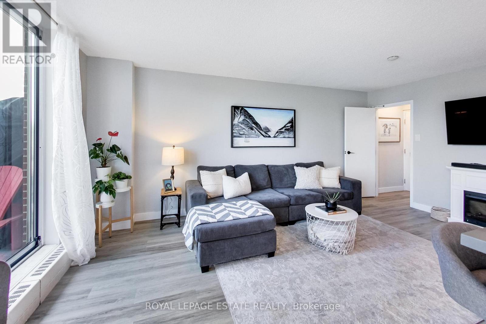 311 - 1071 Woodbine Avenue, Toronto, Ontario  M4C 4C2 - Photo 5 - E13818168