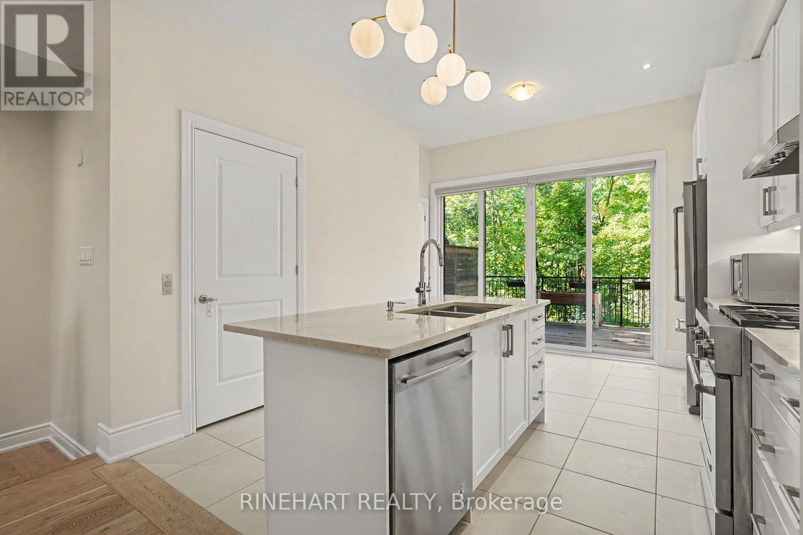 2082 Queensborough Gate, Mississauga, Ontario  L5M 0X9 - Photo 10 - W13827228