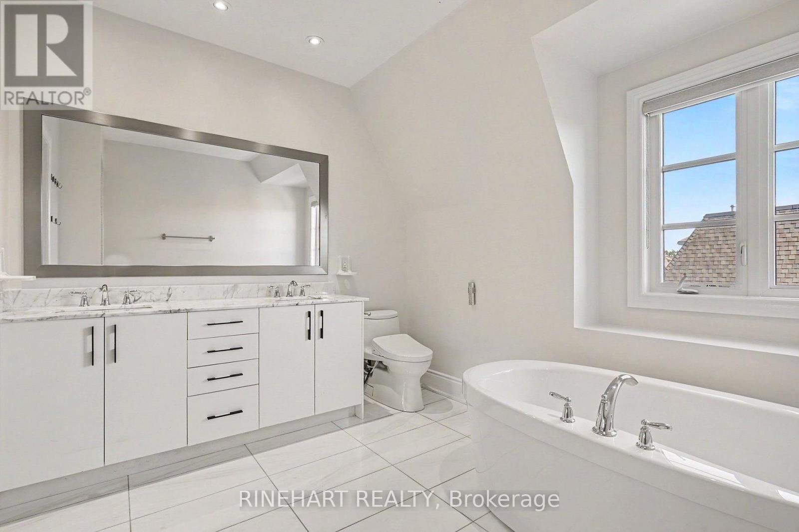 2082 Queensborough Gate, Mississauga, Ontario  L5M 0X9 - Photo 16 - W13827228