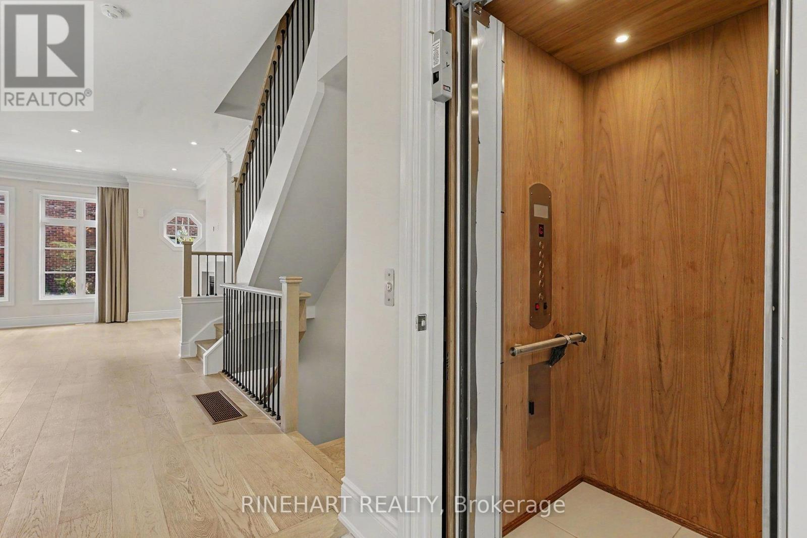 2082 Queensborough Gate, Mississauga, Ontario  L5M 0X9 - Photo 3 - W13827228