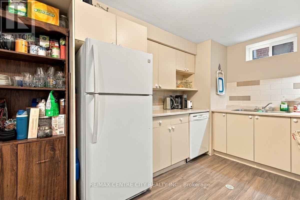215 Walmer Grove, London North, Ontario  N6G 4G8 - Photo 38 - X13827330