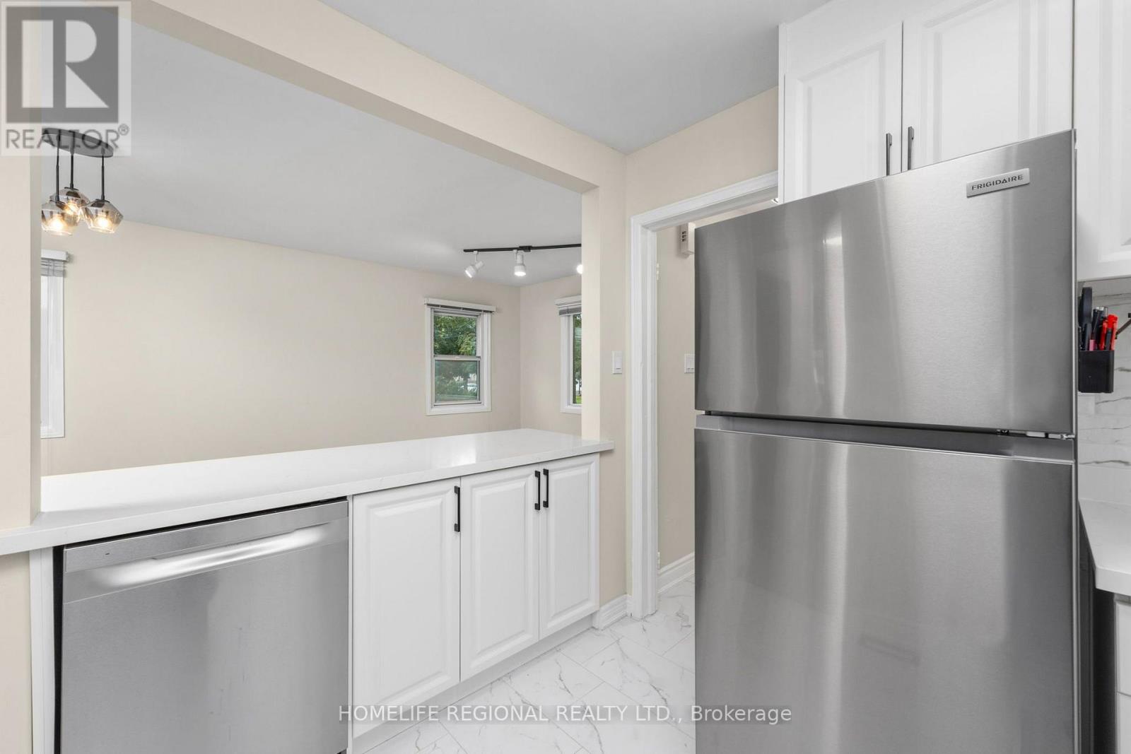 Main Level - 21 Acorn Avenue, Toronto, Ontario  M9B 3P7 - Photo 15 - W13827344