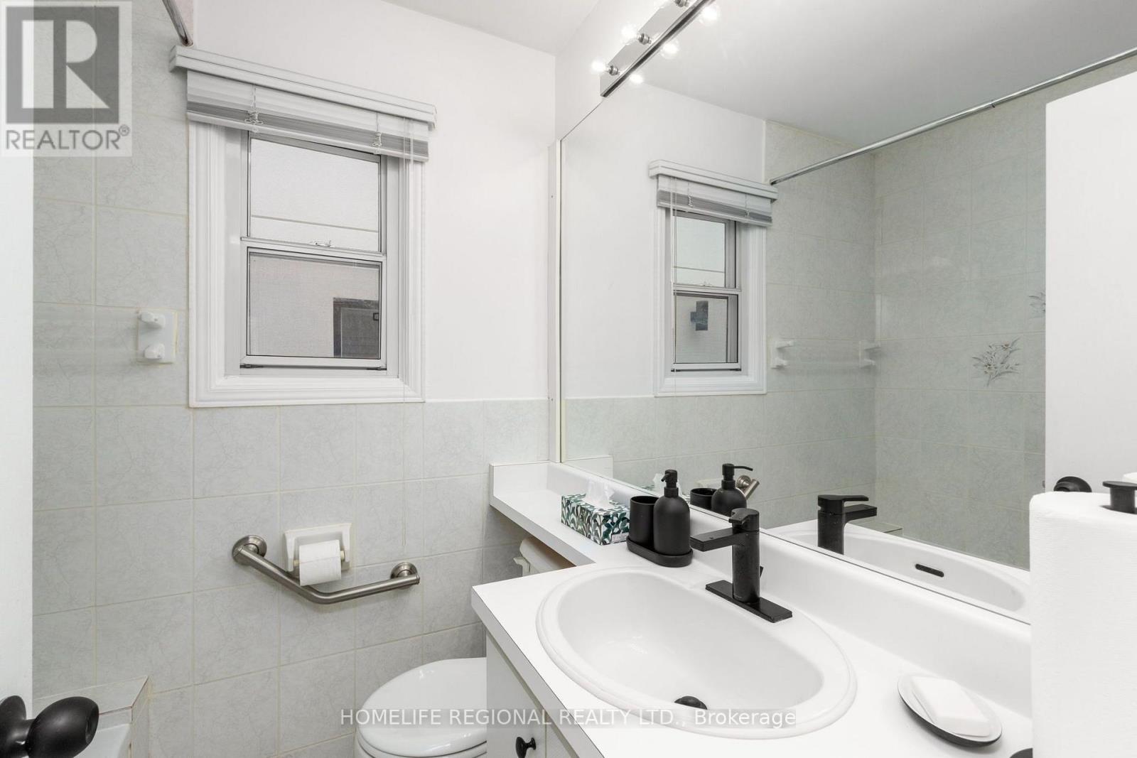 Main Level - 21 Acorn Avenue, Toronto, Ontario  M9B 3P7 - Photo 16 - W13827344