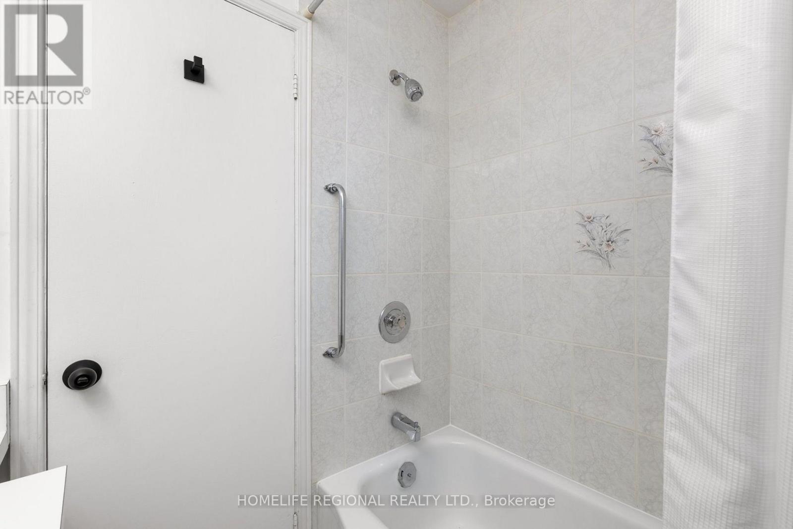 Main Level - 21 Acorn Avenue, Toronto, Ontario  M9B 3P7 - Photo 17 - W13827344