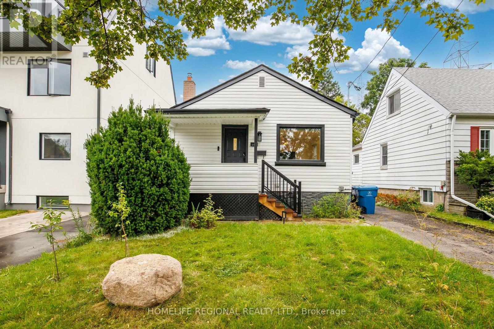 Main Level - 21 Acorn Avenue, Toronto, Ontario  M9B 3P7 - Photo 3 - W13827344