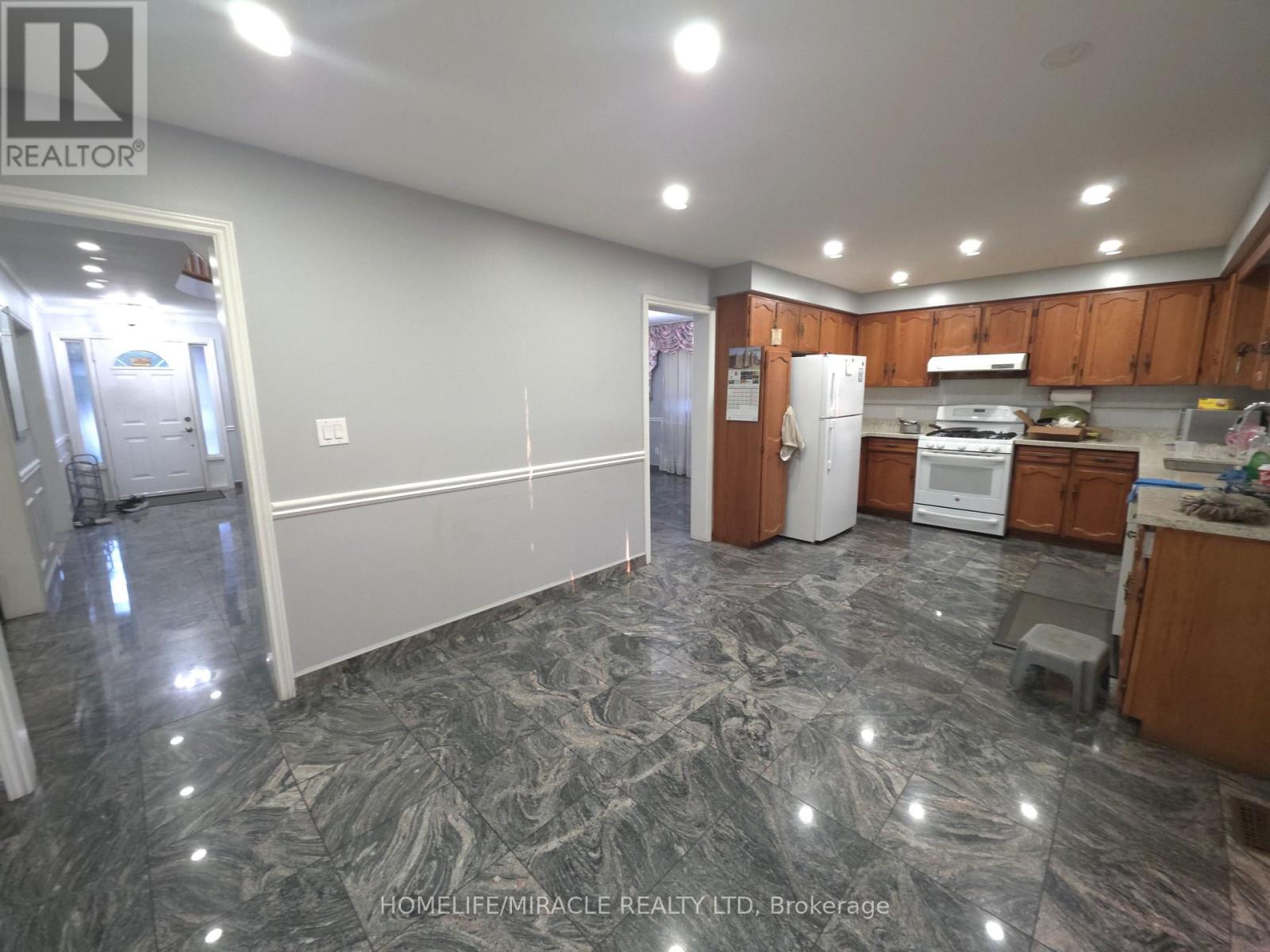 36 Kearney Drive, Toronto, Ontario  M9W 5J8 - Photo 8 - W13827462