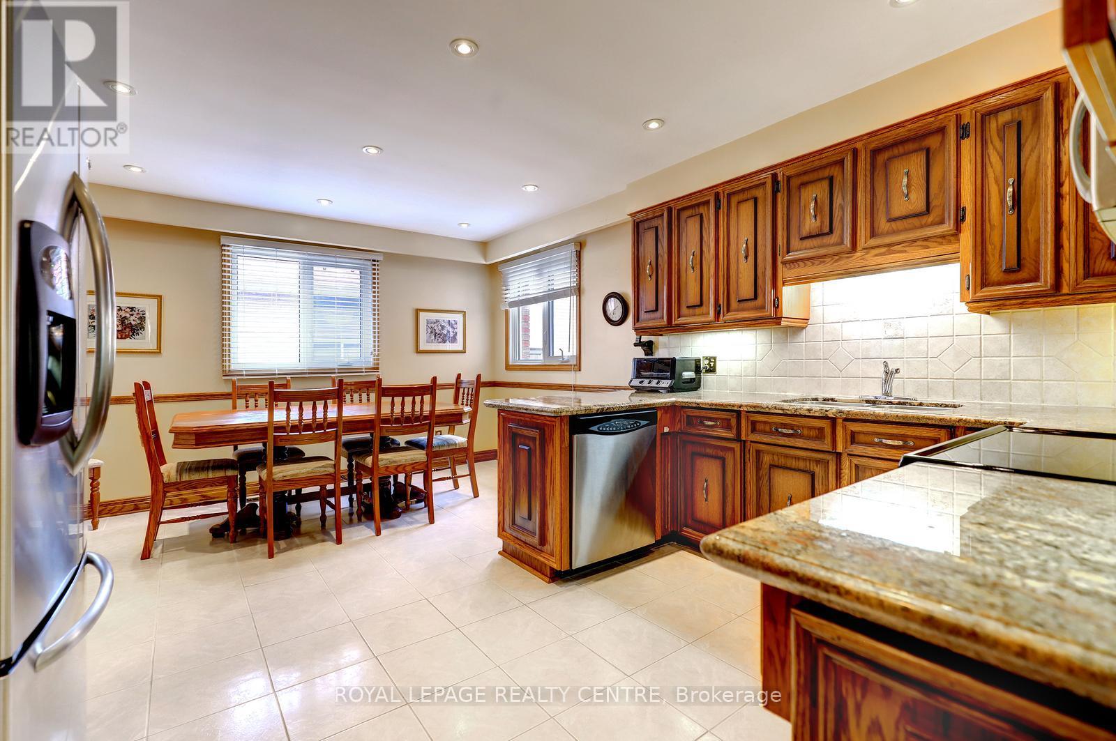 2405 Rosemary Drive, Mississauga, Ontario  L5C 1X1 - Photo 11 - W13827466